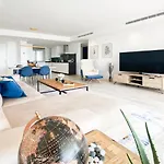 Apartamento Alcazaba Lagoon With Private Beach, Pools, Gym, Sauna, Hot Tub & Fully Equipped Kitchen *