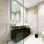 Apartamento Alcazaba Lagoon With Private Beach, Pools, Gym, Sauna, Hot Tub & Fully Equipped Kitchen