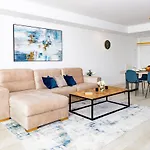 Alcazaba Lagoon With Private Beach, Pools, Gym, Sauna, Hot Tub & Fully Equipped Kitchen Apartamento Casares