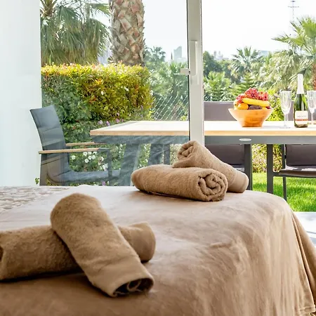Alcazaba Lagoon With Private Beach, Pools, Gym, Sauna, Hot Tub & Fully Equipped Kitchen * Casares