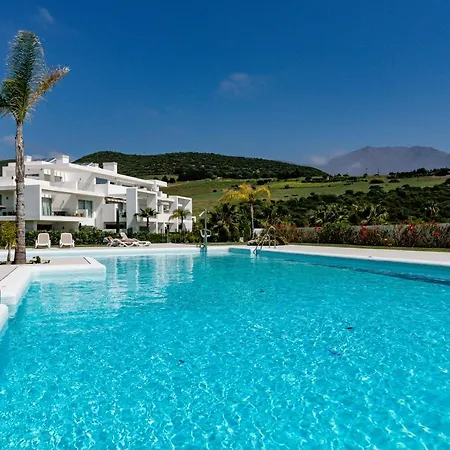 Alcazaba Lagoon With Private Beach, Pools, Gym, Sauna, Hot Tub & Fully Equipped Kitchen *