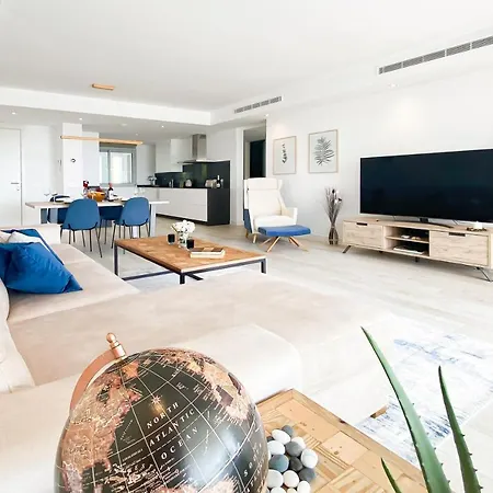 Apartment Alcazaba Lagoon With Private Beach, Pools, Gym, Sauna, Hot Tub & Fully Equipped Kitchen *
