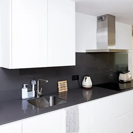 Alcazaba Lagoon With Private Beach, Pools, Gym, Sauna, Hot Tub & Fully Equipped Kitchen Casares