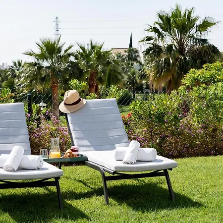 Apartment Alcazaba Lagoon With Private Beach, Pools, Gym, Sauna, Hot Tub & Fully Equipped Kitchen *
