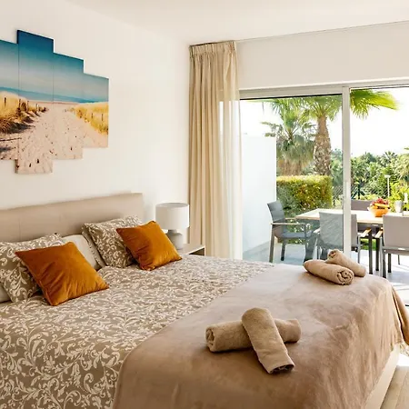 Alcazaba Lagoon With Private Beach, Pools, Gym, Sauna, Hot Tub & Fully Equipped Kitchen