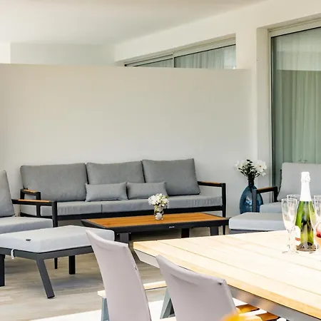 Apartment Alcazaba Lagoon With Private Beach, Pools, Gym, Sauna, Hot Tub & Fully Equipped Kitchen Casares