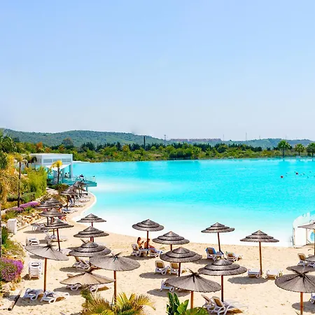 Alcazaba Lagoon With Private Beach, Pools, Gym, Sauna, Hot Tub & Fully Equipped Kitchen شقة *