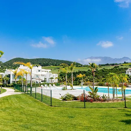 Alcazaba Lagoon With Private Beach, Pools, Gym, Sauna, Hot Tub & Fully Equipped Kitchen