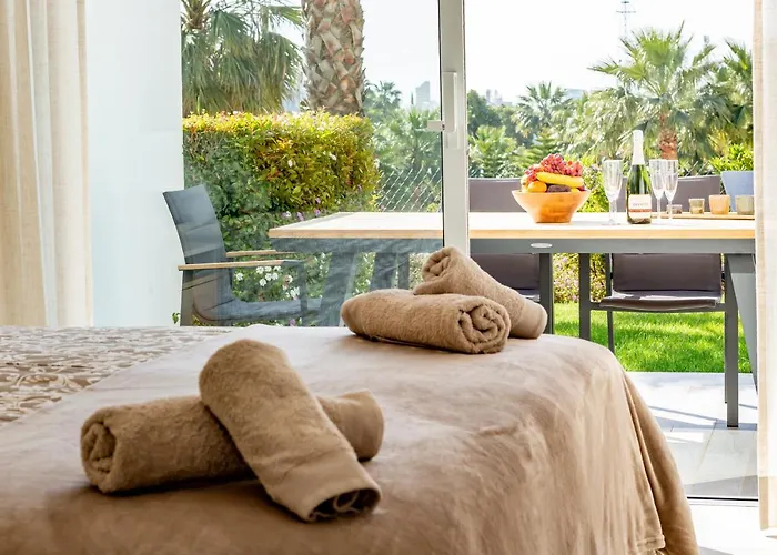 Alcazaba Lagoon With Private Beach, Pools, Gym, Sauna, Hot Tub & Fully Equipped Kitchen * كاساريس
