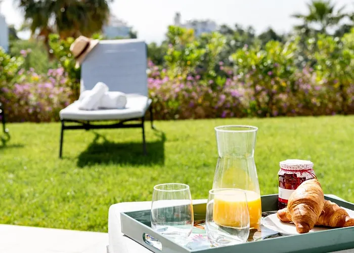 Alcazaba Lagoon With Private Beach, Pools, Gym, Sauna, Hot Tub & Fully Equipped Kitchen شقة