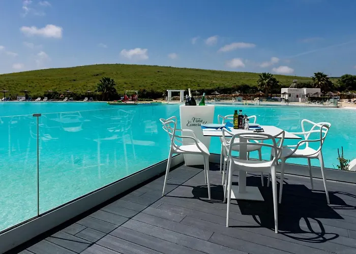 Alcazaba Lagoon With Private Beach, Pools, Gym, Sauna, Hot Tub & Fully Equipped Kitchen شقة