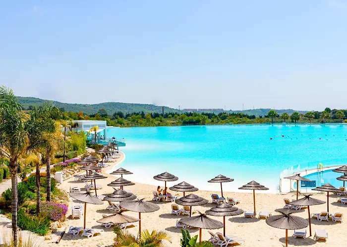 Alcazaba Lagoon With Private Beach, Pools, Gym, Sauna, Hot Tub & Fully Equipped Kitchen شقة *